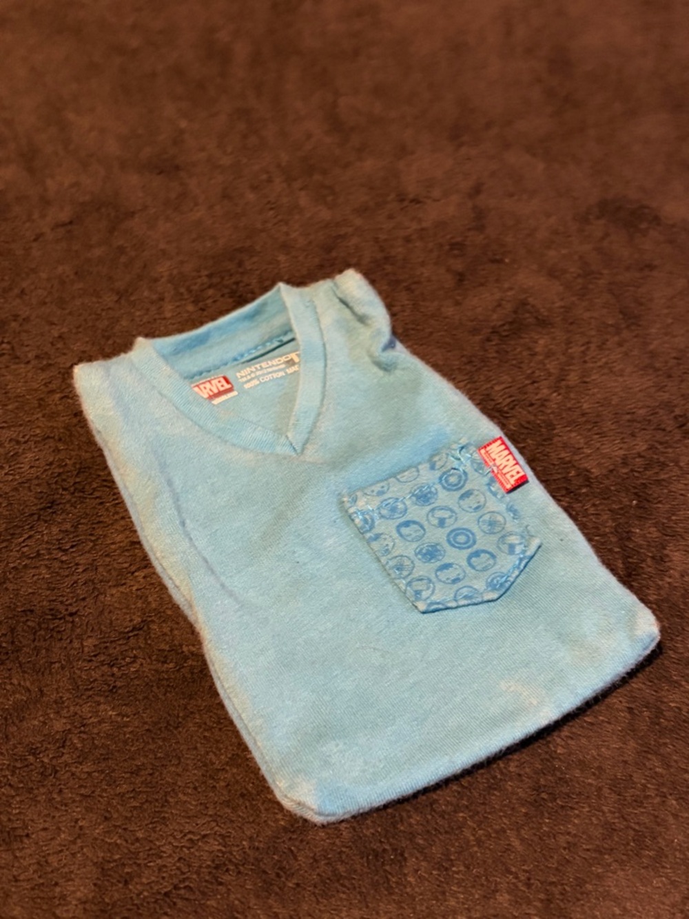 Nintendo DSi Marvel Captain America Pocket V-Neck T-Shirt Sleeve